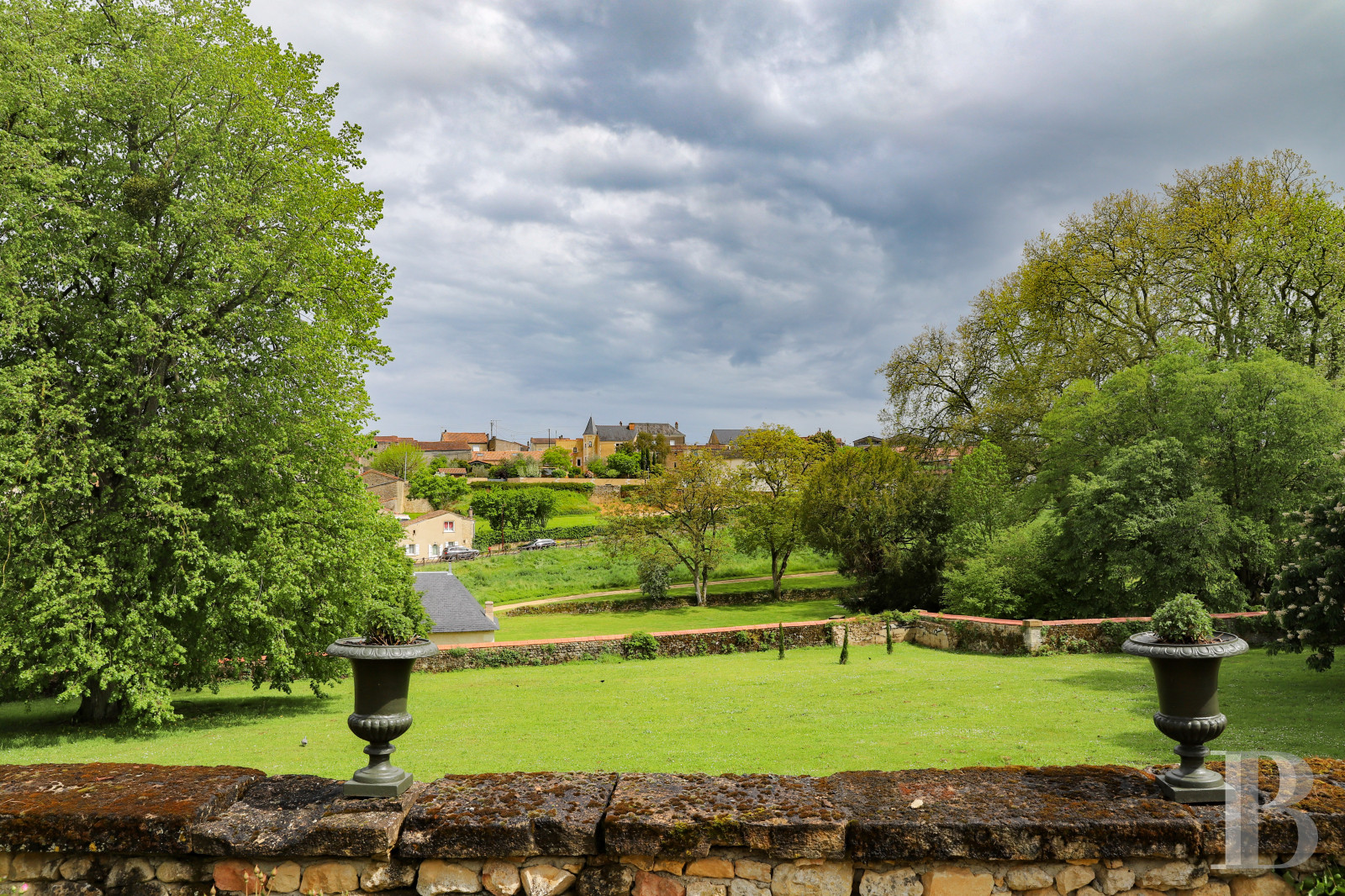 Dans les Deux-Sèvres, à Saint-Jean-de-Thouars, une maison de famille du 19e siècle bordée d’un parc - photo  n°3